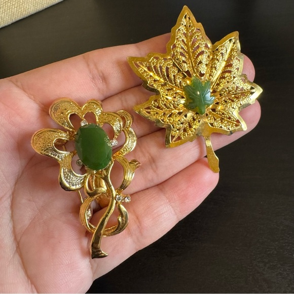 Set of 2 💛 Vintage Gold Tone Nature-Inspired Brooch Set with Green Jade Stones - Picture 5 of 16